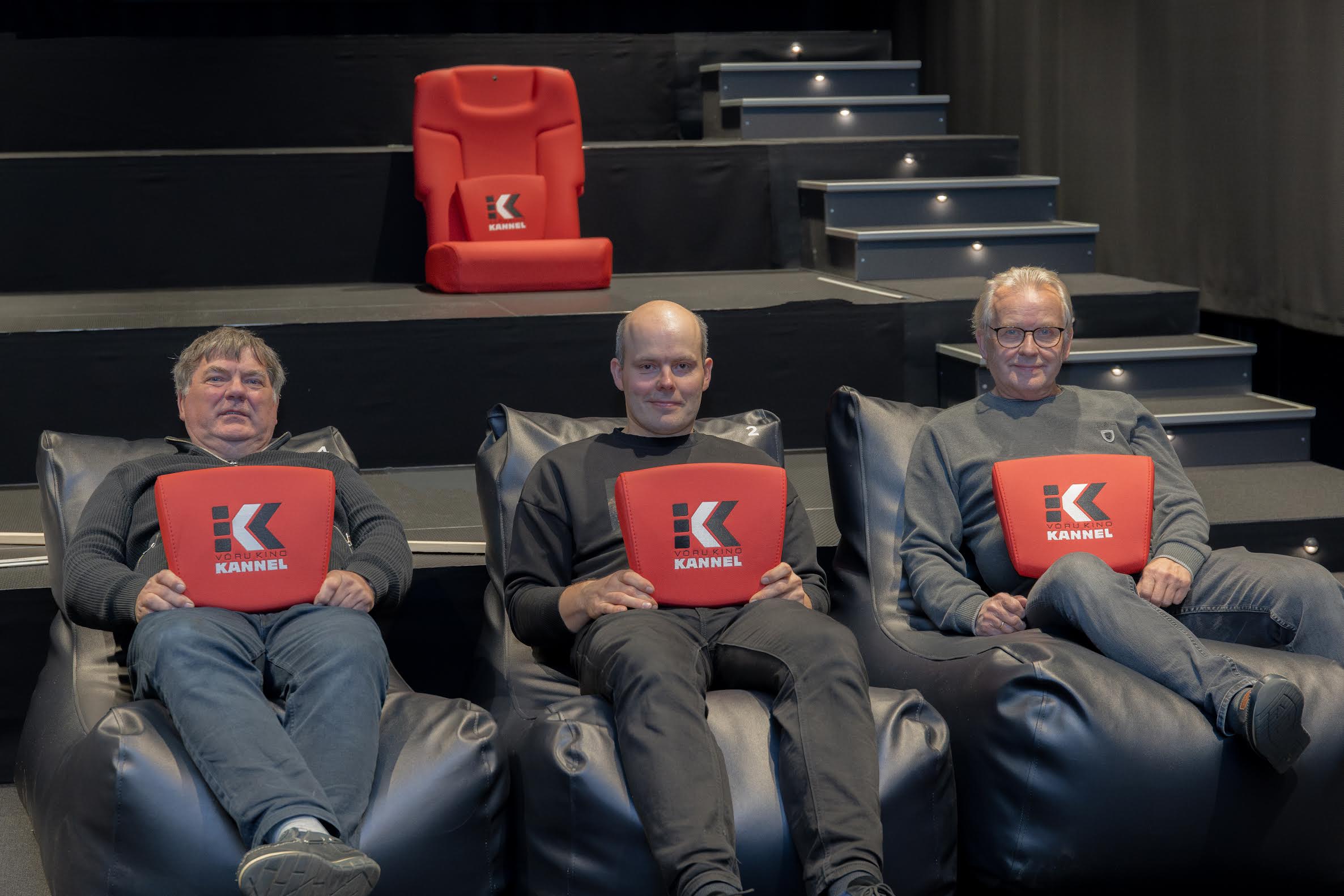 Kui kõik hästi läheb, saab käesoleva nädala lõpus näha nii kodu- kui ka välismaiseid filme juba uue kinosaali värskelt ekraanilt. Pildil vasakult: SA Võru Kannel nõukogu liige Andres Visnapuu, kinojuht Kris Kelp ning juhatuse liige Heiki Kelp. FOTO: Aigar Nagel